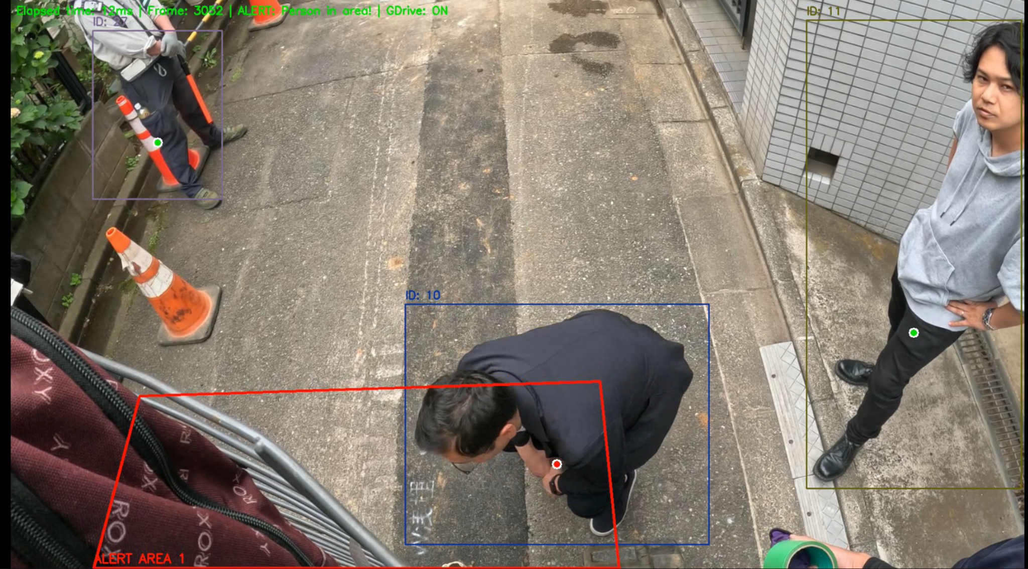 後方カメラ映像上で人物と危険エリアへの侵入を検知したOLDEの画面