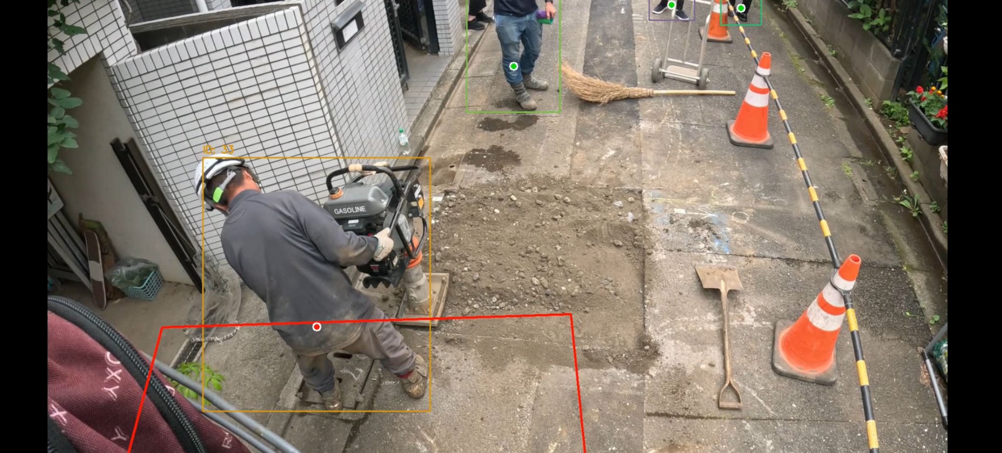 建機の後方カメラで周辺の作業員を検知するOLDEの画面例